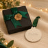 Bola de Natal personalizada com nome e fita verde em caixa presente Pura