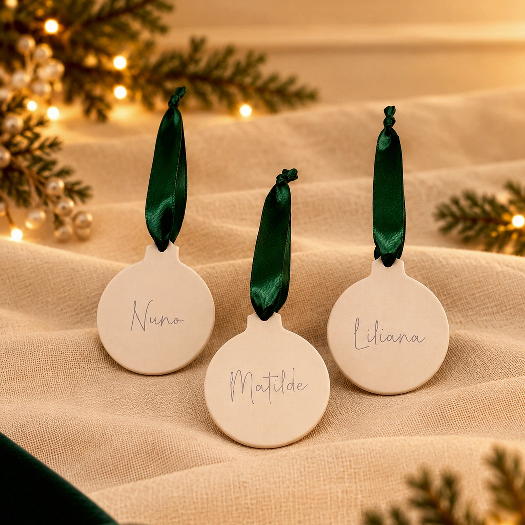 Bola de Natal personalizada com gravação de nome em cenário natalício