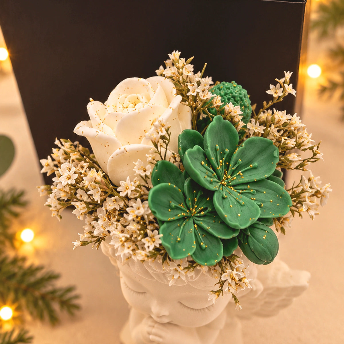 Pormenor do Anjo em Flor com arranjo floral em cera e flores secas