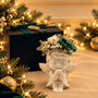 Anjo decorativo com flores em cera de aroma floral suave em cenário de Natal