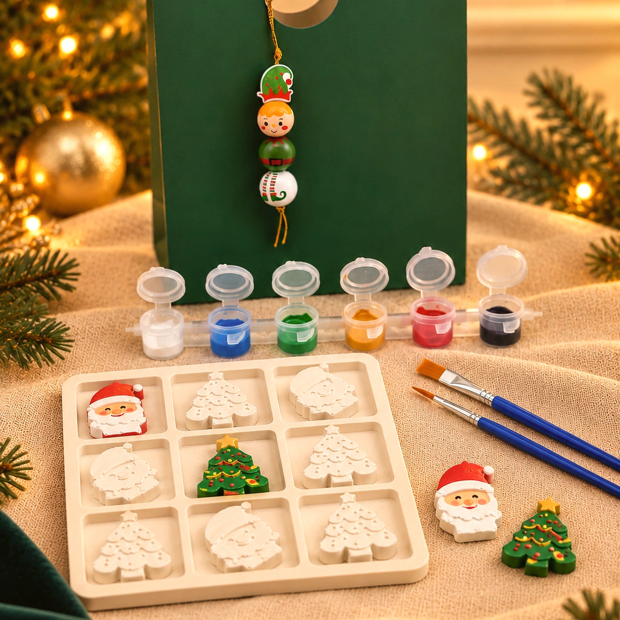 Coffret Natal Encantado aberto com os elementos do conjunto criativo para crianças