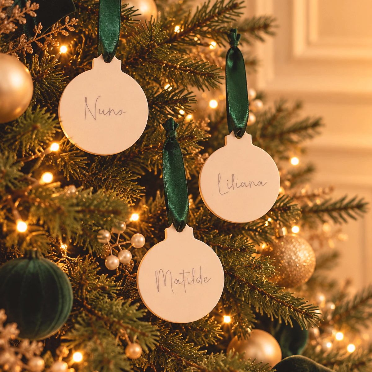 Bola de Natal personalizada pendurada numa árvore de Natal