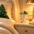 Anjo em Flor em ambiente de quarto com luzes de Natal