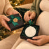 Presente com pendente de Natal para celebrar a chegada de um bebé