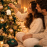 Casal a celebrar O Nosso Primeiro Natal junto à árvore