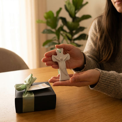 Pendente Cristo Estilizado | Cerâmica Perfumada