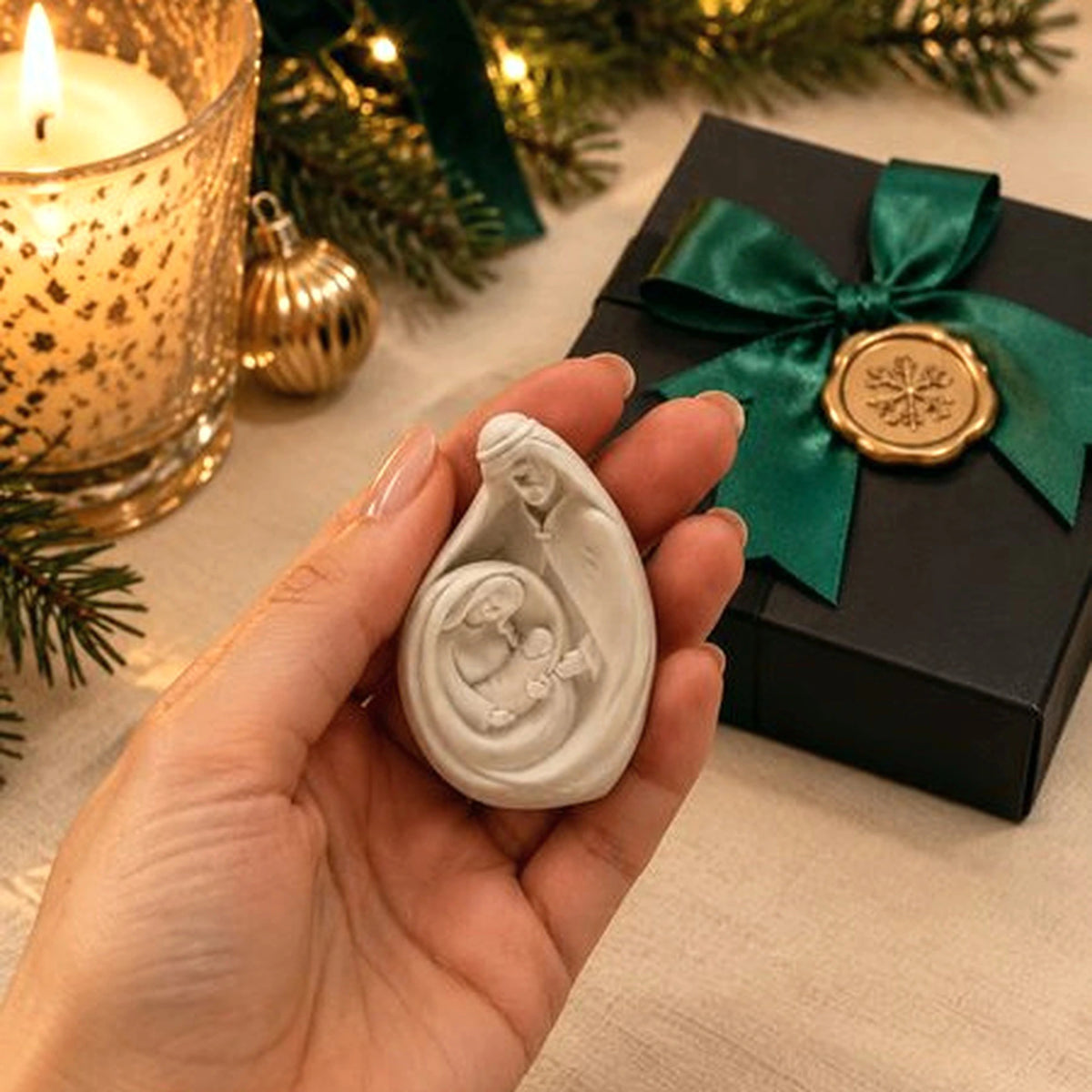 Sagrada Família em Miniatura com coffret preto e laço verde escuro Pura